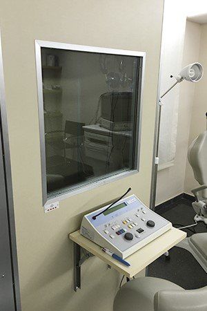 Clínica Otorrinolaringológica del Dr. Bernardino Cano equipo médico dentro de consultorio